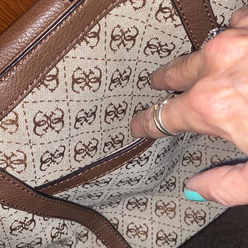 NWOT GUESS PURSE WITH KEY RING - Picture 4 of 7